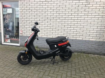 HELE MOOIE  NIU N+ Sport , N1S BROM 45KM  ELECTRISCHE SCOOTER BJ2019 10.000KM