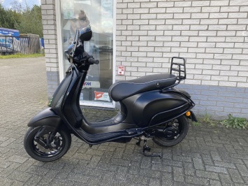 MOOIE VESPA SPRINT S 45KM BROM MAT ZWART BJ2020 8.000KM 4-TAKT