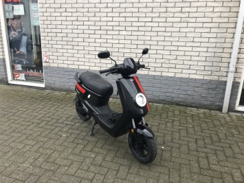 HELE MOOIE  NIU N+ Sport , N1S BROM 45KM  ELECTRISCHE SCOOTER BJ2019 10.000KM