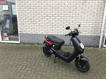 HELE MOOIE  NIU N+ Sport , N1S BROM 45KM  ELECTRISCHE SCOOTER BJ2019 10.000KM