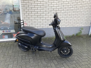 MOOIE VESPA SPRINT S 45KM BROM MAT ZWART BJ2020 8.000KM 4-TAKT