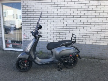 PRACHTIGE VESPA SPRINT S 45KM  BROM  MAT GREY BJ2017 8000KM 4-TAKT