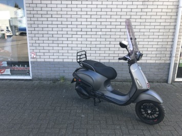 PRACHTIGE VESPA SPRINT S 45KM  BROM  MAT GREY BJ2017 8000KM 4-TAKT