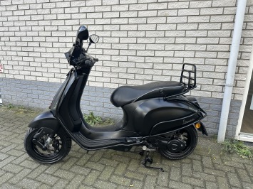 LEUKE VESPA SPRINT S 45KM BROM MAT ZWART BJ2018 9000KM 4-TAKT