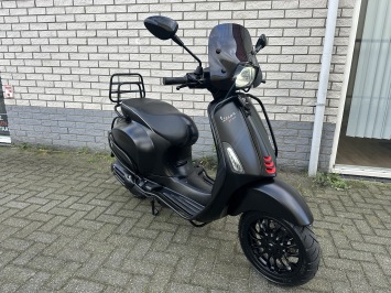 LEUKE VESPA SPRINT S 45KM BROM MAT ZWART BJ2018 9000KM 4-TAKT