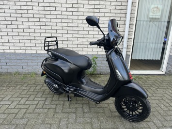 LEUKE VESPA SPRINT S 45KM BROM MAT ZWART BJ2018 9000KM 4-TAKT
