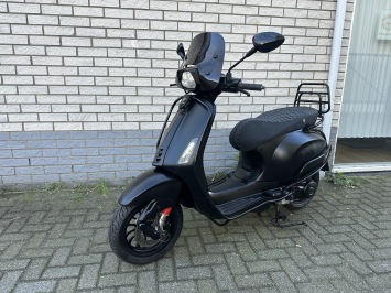 GAVE VESPA SPRINT S 45KM 4-TAKT BROM MAT BLACK 8.000KM BJ2022