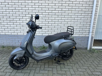 DIKKE VESPA SPRINT S 45KM BROM MAT GRIJS BJ2018 8.000KM 4-TAKT