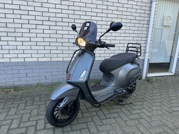 DIKKE VESPA SPRINT S 45KM BROM MAT GRIJS BJ2018 8.000KM 4-TAKT