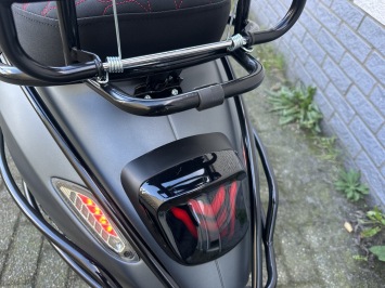 DIKKE VESPA SPRINT S 45KM BROM MAT GRIJS BJ2018 8.000KM 4-TAKT