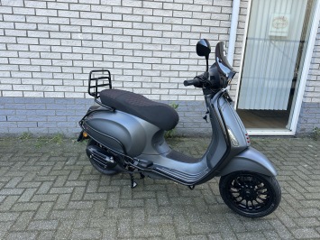 DIKKE VESPA SPRINT S 45KM BROM MAT GRIJS BJ2018 8.000KM 4-TAKT