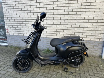  DIKKE VESPA SPRINT S 45KM BROM MAT ZWART BJ2020 10.000KM 4-TAKT