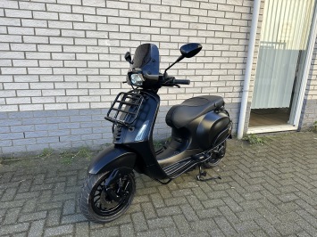 DIKKE VESPA SPRINT S 45KM BROM MAT ZWART BJ2020 10.000KM 4-TAKT