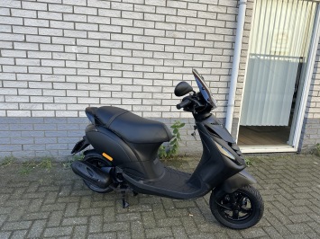 GAVE PIAGGIO ZIP SP 45KM BROM MAT ZWART BJ2017 12000KM