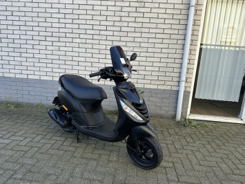  LEUKE  PIAGGIO ZIP SP 45 4-TAKT MAT ZWART BROM  BJ2016 9000KM 