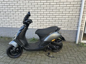 MOOIE PIAGGIO ZIP SP 45KM BROM MAT GRIJS BJ2015 9000KM