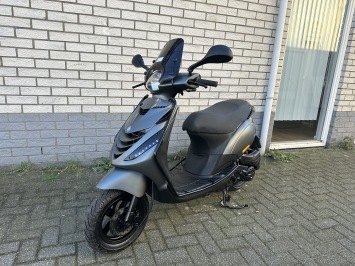 MOOIE PIAGGIO ZIP SP 45KM BROM MAT GRIJS BJ2015 9000KM