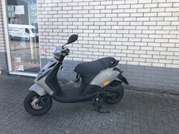 BIJNA NIEUWE PIAGGIO ZIP SP 45KM BROM MAT ZWART BJ2020 4000KM