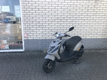 BIJNA NIEUWE PIAGGIO ZIP SP 45KM BROM MAT ZWART BJ2020 4000KM