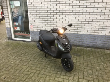 BIJNA NIEUWE PIAGGIO ZIP SP 45KM BROM MAT ZWART BJ2020 4000KM