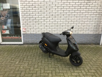 BIJNA NIEUWE PIAGGIO ZIP SP 45KM BROM MAT ZWART BJ2020 4000KM