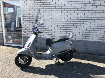 DIKKE VESPA SPRINT S 45KM BROM  NARDO GREY BJ 2018 10.000KM