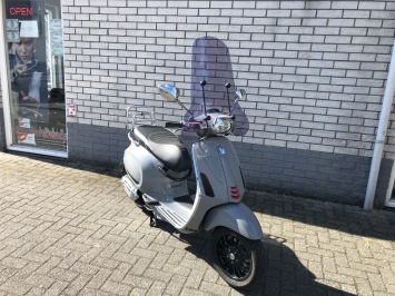 DIKKE VESPA SPRINT S 45KM BROM  NARDO GREY BJ 2018 10.000KM