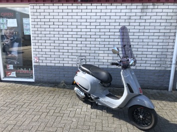 DIKKE VESPA SPRINT S 45KM BROM  NARDO GREY BJ 2018 10.000KM