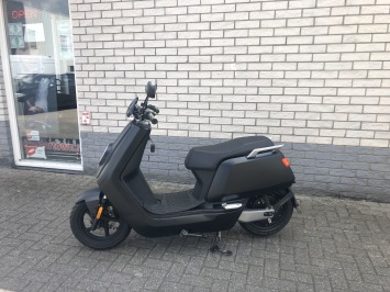 HELE MOOIE NIU N1s  Sport , N1S BROM 45KM ELECTRISCHE SCOOTER BJ2018 1800KM