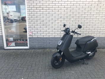 HELE MOOIE NIU N1s  Sport , N1S BROM 45KM ELECTRISCHE SCOOTER BJ2018 1800KM