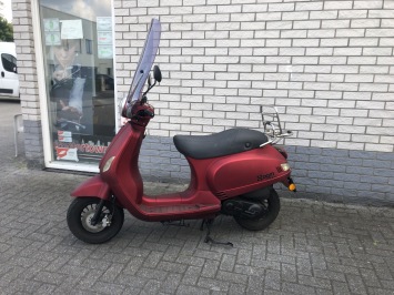 MOOIE VESPA LOOK 25KM SNOR 4-TAKT MAT  ROOD BJ2018 3000KM
