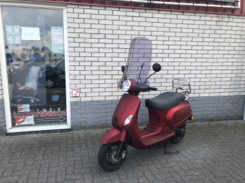 MOOIE VESPA LOOK 25KM SNOR 4-TAKT MAT  ROOD BJ2018 3000KM