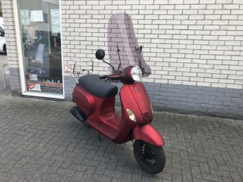 MOOIE VESPA LOOK 25KM SNOR 4-TAKT MAT  ROOD BJ2018 3000KM