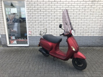 MOOIE VESPA LOOK 25KM SNOR 4-TAKT MAT  ROOD BJ2018 3000KM