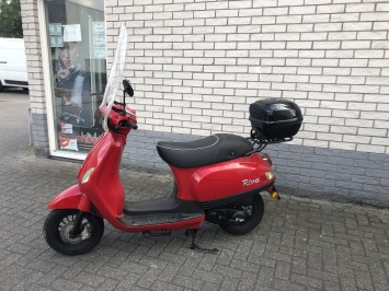 LEUKE VESPA LOOK 25KM SNOR ROOD BJ2016 7000KM