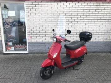 LEUKE VESPA LOOK 25KM SNOR ROOD BJ2016 7000KM