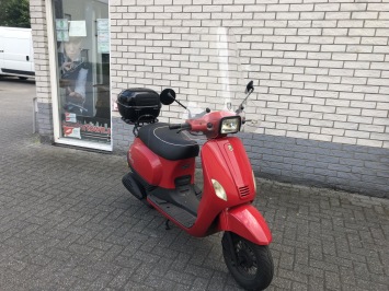 LEUKE VESPA LOOK 25KM SNOR ROOD BJ2016 7000KM