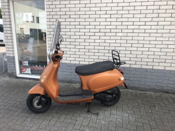 LEUKE  VESPA LOOK 25KM SNOR  4-TAKT MAT ORANJE  BJ2017 6000KM