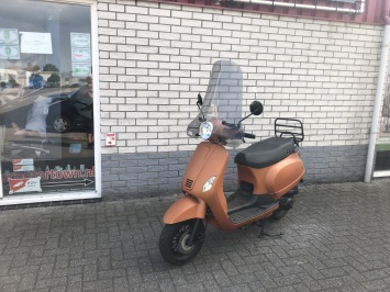 LEUKE  VESPA LOOK 25KM SNOR  4-TAKT MAT ORANJE  BJ2017 6000KM