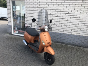 LEUKE  VESPA LOOK 25KM SNOR  4-TAKT MAT ORANJE  BJ2017 6000KM