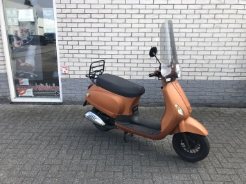 LEUKE  VESPA LOOK 25KM SNOR  4-TAKT MAT ORANJE  BJ2017 6000KM