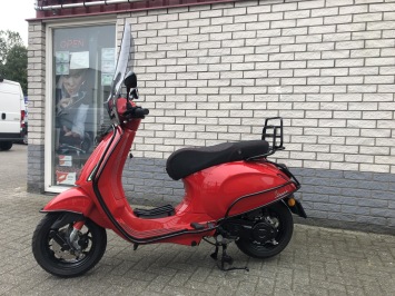 DIKKE NIEUWE VESPA SPRINT S  RED ON BLACK SPECIAL BROM 45KM  0KM  EURO 5