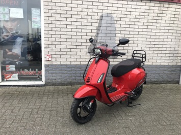 DIKKE NIEUWE VESPA SPRINT S  RED ON BLACK SPECIAL BROM 45KM  0KM  EURO 5