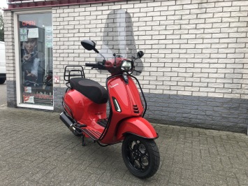 DIKKE NIEUWE VESPA SPRINT S  RED ON BLACK SPECIAL BROM 45KM  0KM  EURO 5