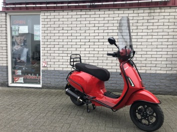 DIKKE NIEUWE VESPA SPRINT S  RED ON BLACK SPECIAL BROM 45KM  0KM  EURO 5