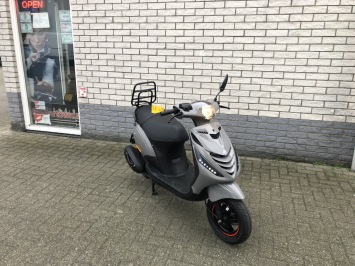 DIKKE PIAGGIO ZIP SP 45KM BROM NARDO GREY BJ2020 4000KM