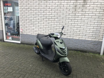 GAVE PIAGGIO ZIP MAT SP 45KM BROM MAT GROEN BJ2017 7000KM