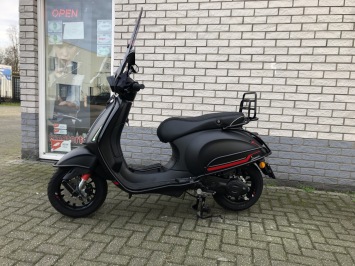 SPECIAL VESPA SPRINT NOTTE BLACK ON BLACK SPECIAL  VOL OPTIES BJ2025 0KM