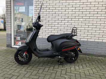 SPECIAL VESPA SPRINT NOTTE BLACK ON BLACK SPECIAL  VOL OPTIES BJ2023 0KM