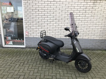 SPECIAL VESPA SPRINT NOTTE BLACK ON BLACK SPECIAL  VOL OPTIES BJ2025 0KM